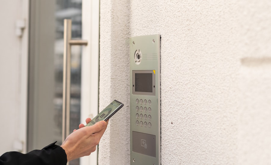 den största fördelen med passersystem som använder sig av smartphone och tillhörande app är att de flesta personer alltid bär med sig mobilen och därmed behövs inga extra taggar eller nyckelkort