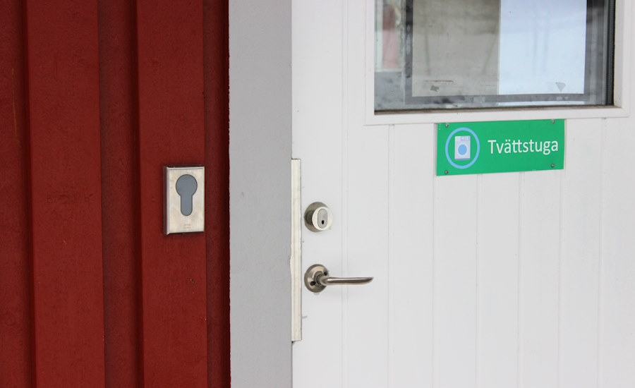 tvättstuga till radhusområde här används sedvanliga taggar där man enkelt blippar sin väg in i byggnaden och vips så var man redo att börja tvätta plaggen