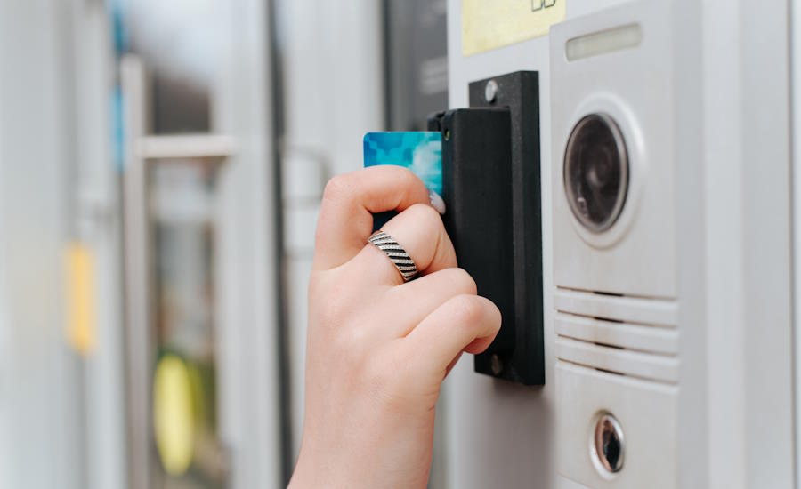 obemannat passersystem här med en enklare typ av kortläsare där magnetremsan används dvs ingen trådlös avläsning där man blippar kortet